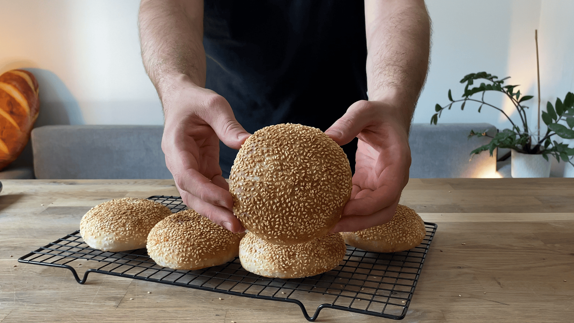 Śniadaniowe bułeczki z dodatkiem gotowanych ziemniaków (wideo)